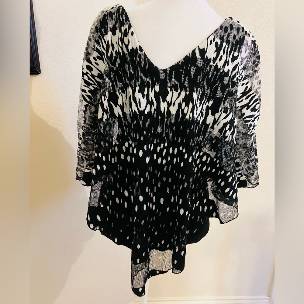 Frank Lyman Design size 4 blouse-poncho